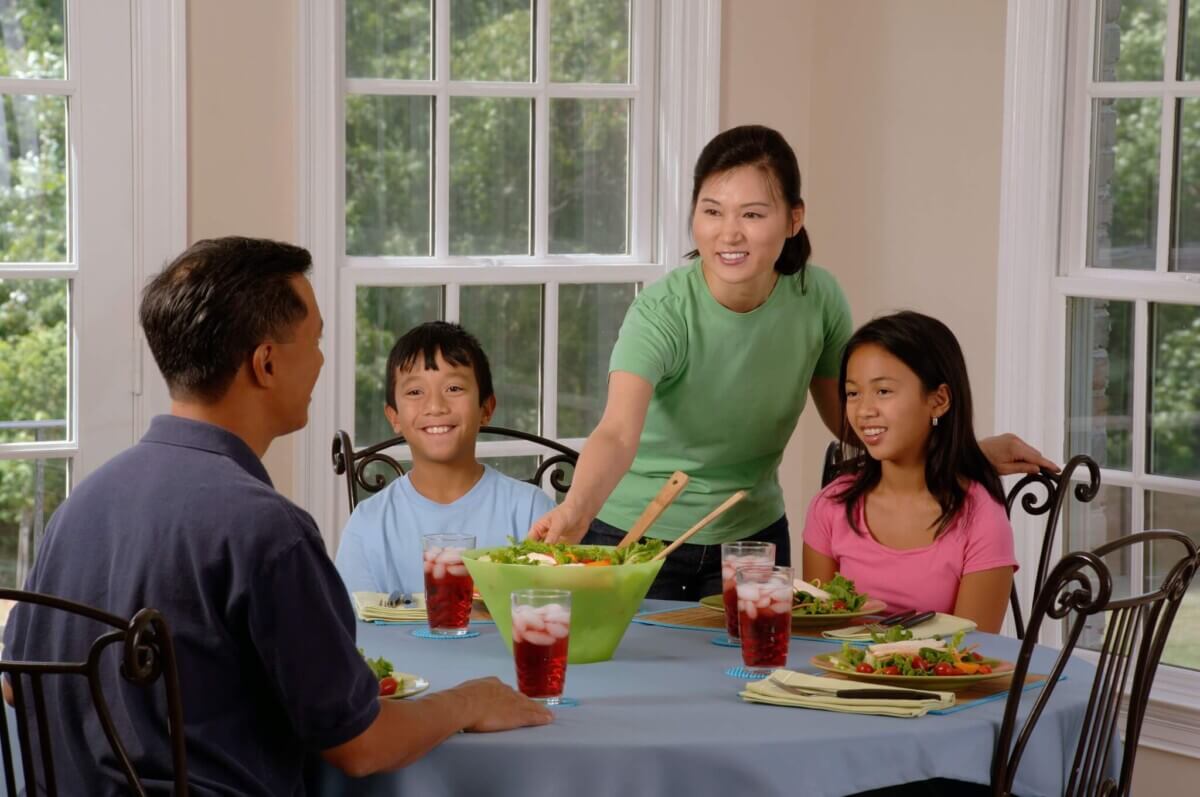 family-eating-at-the-table-619142