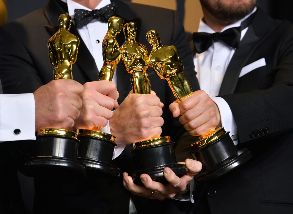 Group of Oscar Award winner holding trophies