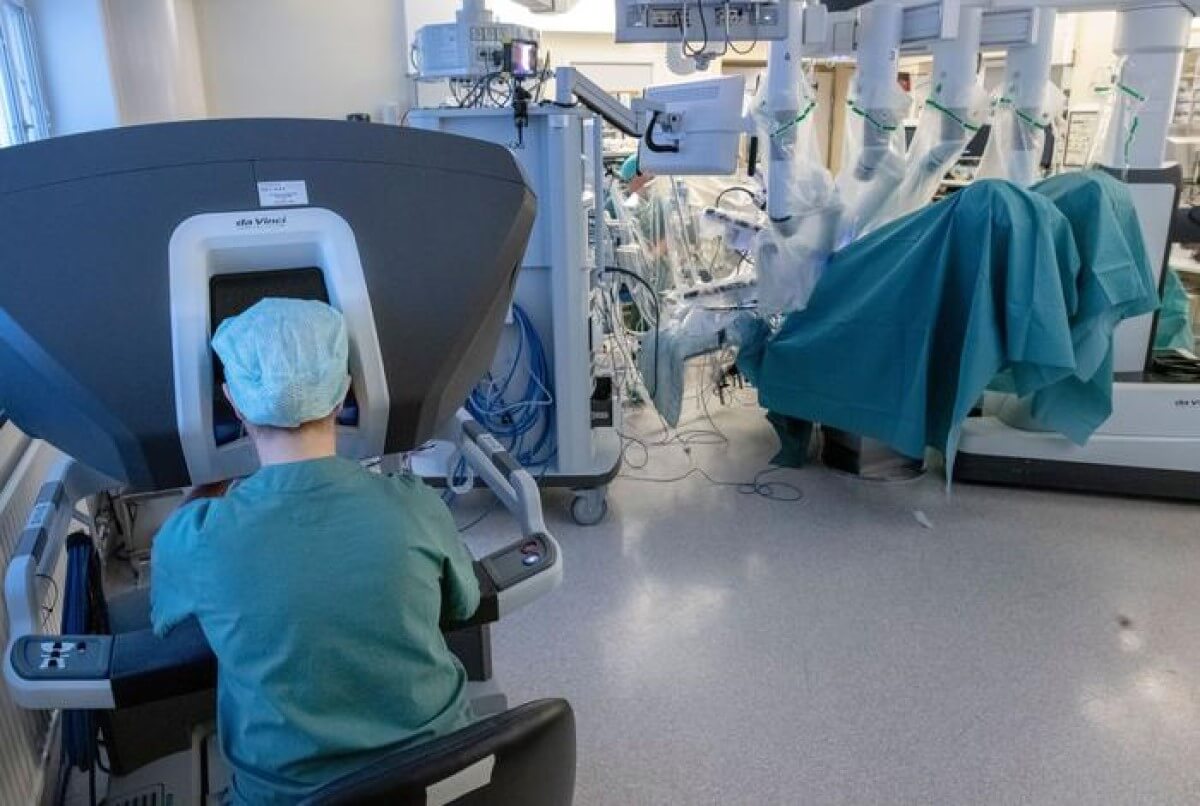 Robot-assisted keyhole surgery