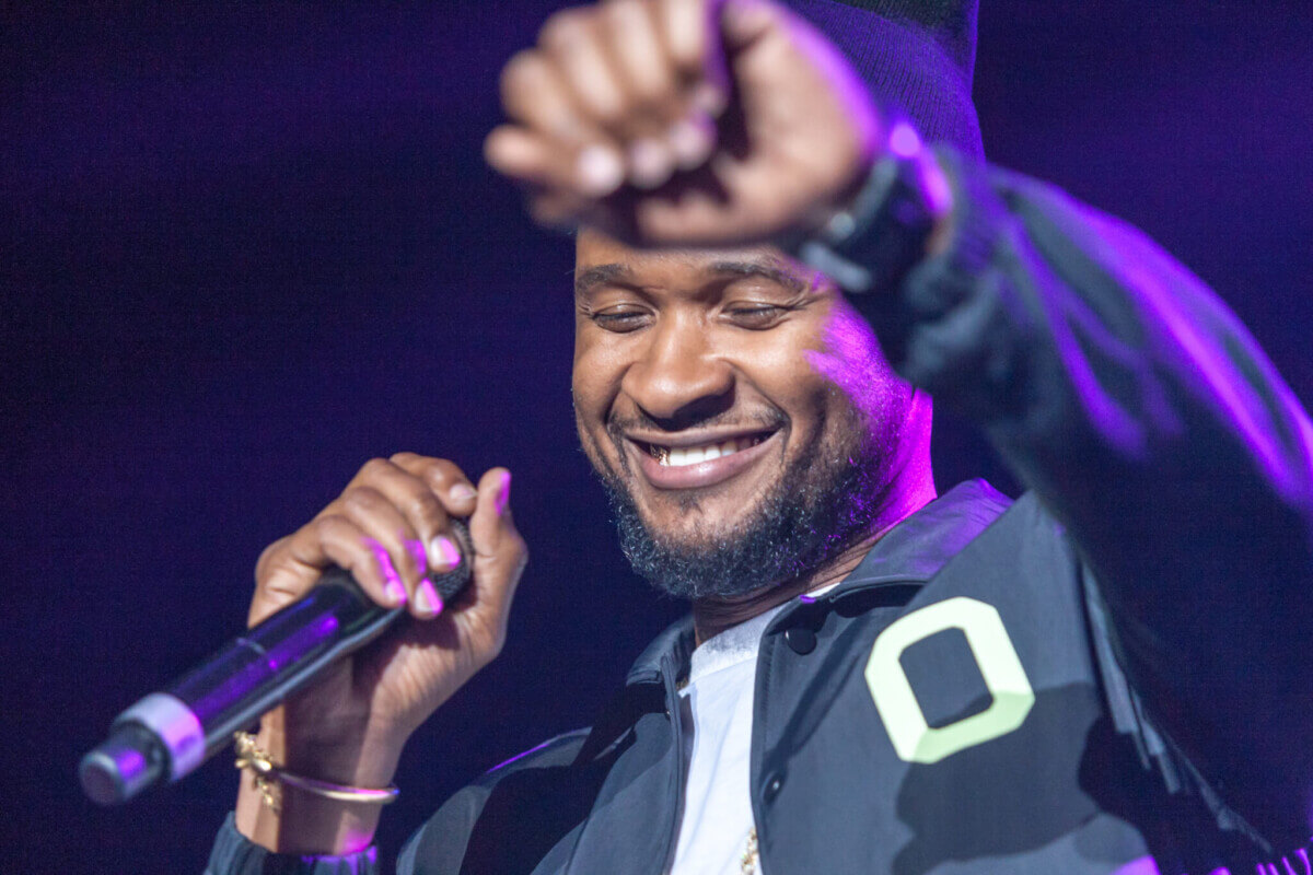 Usher performing at the 2nd Annual V103 Winterfest Concert in 2016