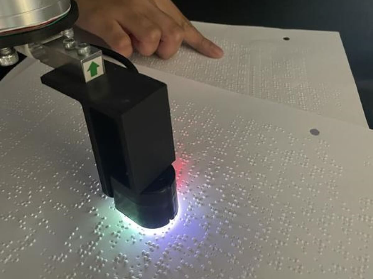 braille reader robot