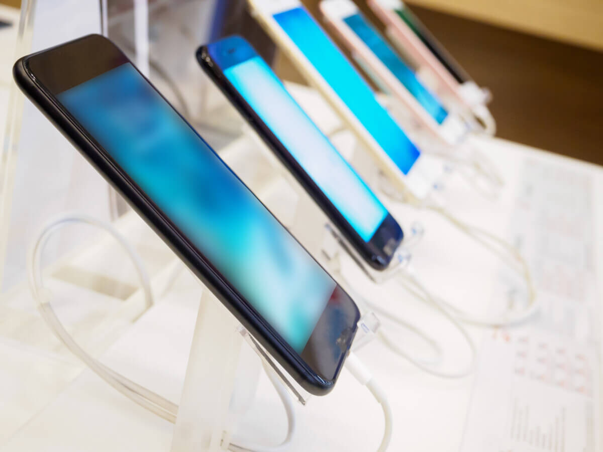 smartphones in store on display